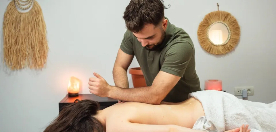 Masaj terapeutic în București, sector 3 oferit de HealingTherapy, specialist în dureri de spate, contracturi musculare și sciatica