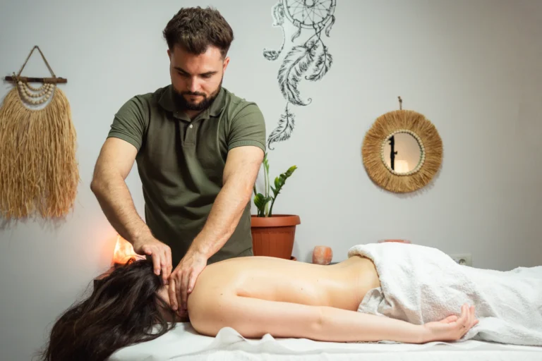 Masaj cervical în București – soluția rapidă pentru gât înțepenit și dureri de ceafă